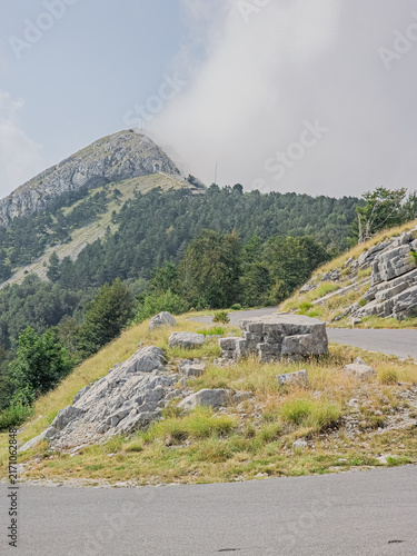 Foto Mountain Road Hairpin Turn with View of Rocky Peak