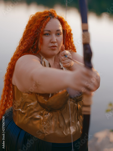 Cuadro en lienzo Close-up Plus Size Redhead Archer Woman Aiming Bow Outdoor