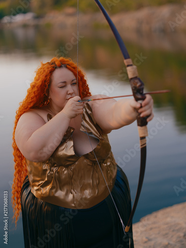 Cuadro en lienzo Close-up Plus Size Redhead Archer Woman Aiming Bow Outdoor