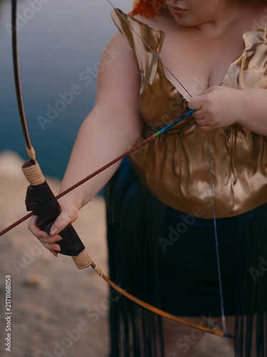 Foto Woman Hands Pulling Bowstring With Arrow Close Up
