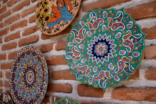 Fotografía Close-up of persian handcrafted enamel plate with intricate floral and geometric patterns in rich green tones