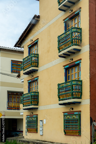 Foto Colorful colonial building facade with decorative balconies