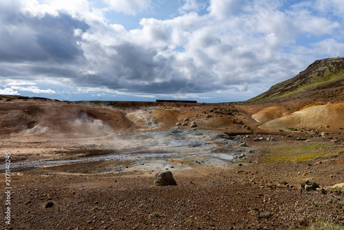 Foto Steaming fumaroles and mineral-colored soil at a geothermal field, Seltun/Krysuvik, Reykjanes, Iceland