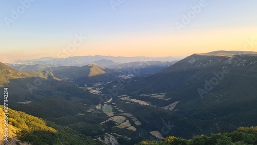 Canvas Print Magnifique panorama sur la vallée de Saint-Julien-en-Quint et les montagnes du D