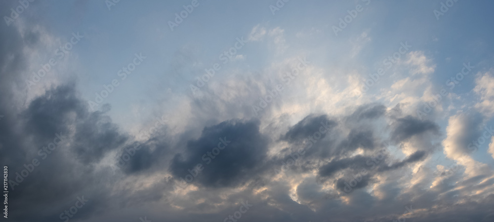 Obraz premium Picturesque clouds lit by sunlight in evening sky