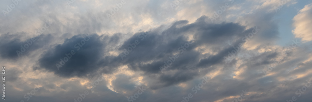Obraz premium Dramatic dark clouds in evening sky before sunset