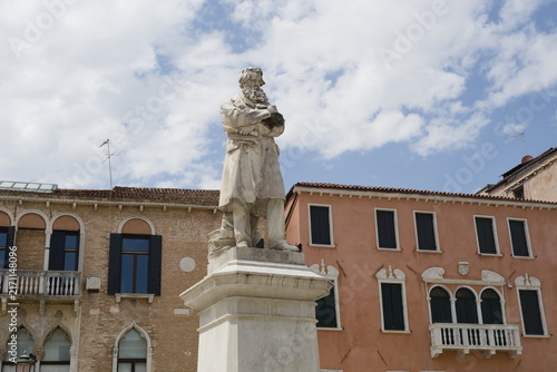Fotografie statue of Niccolò Tommaseo in Venice