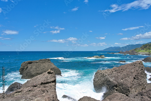 岩と海が織りなす大自然の景色