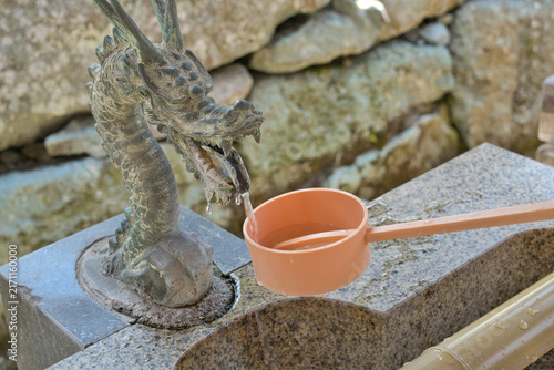 伝統的な寺院にある龍の彫刻と手水鉢