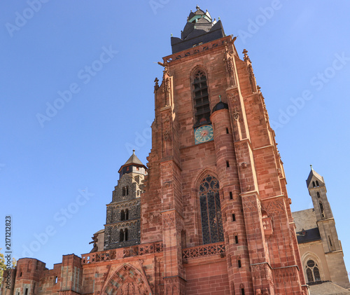 фотографія Blickfang am Wetzlarer Dom; Westbau mit einem vollendeten Turm und einem Turmstu