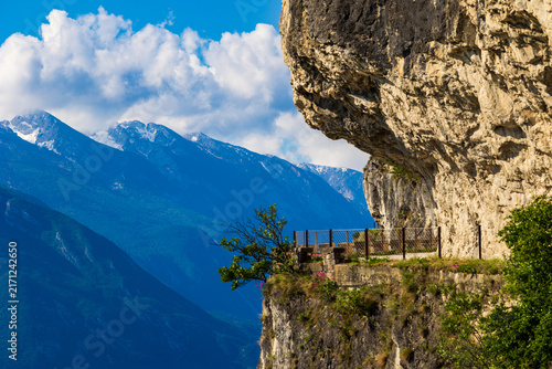 Foto Ponale trail carved into the cliff dropping directly into Lake Garda, offering a