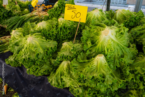 Canvastavla Fresh lettuce heads displayed at a market stall