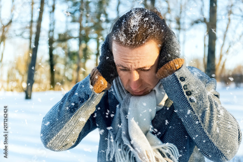 Foto shivering man stands outdoor in freezing winter weather