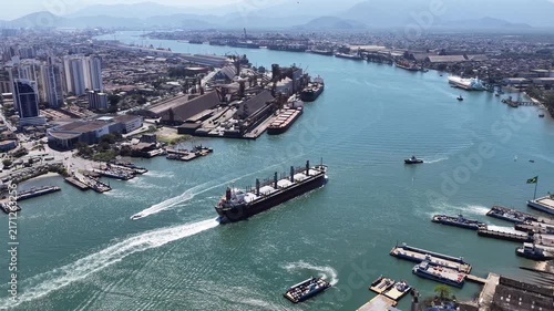 Operação de Carga e Descarga de Navio de Contêineres em Cais Portuário 
