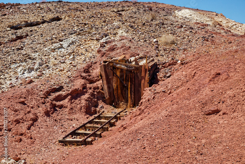 Foto Abandoned Historic Mine Entrance in Red Desert Clay Hills