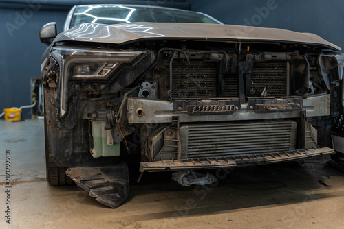 Fotografía Pickup truck front end removed for repair in workshop