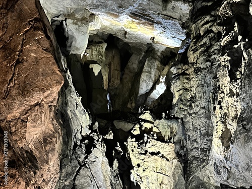 Canvastavla Dramatic low angle view looking up at massive limestone cave rock formations ins