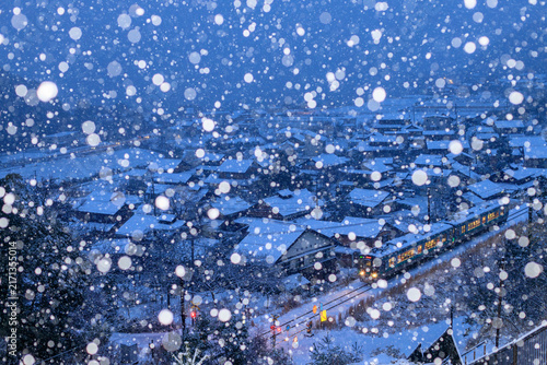 Foto 小浜・妙見宮からドカ雪の早朝に西勢の街並みを望む