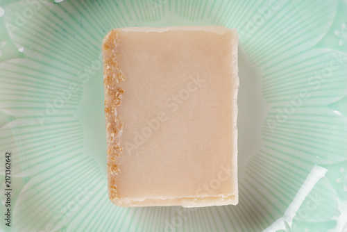 Cuadro en lienzo Macro close up of handmade natural soap bar on green dish