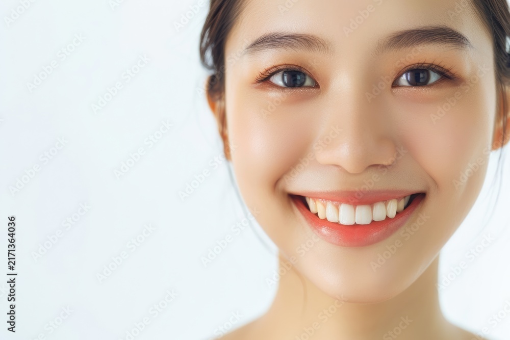 Obraz premium An Asian woman with radiant, hydrated skin creates a clean and elegant skincare visual ideal for beauty, wellness, and cosmetic branding.