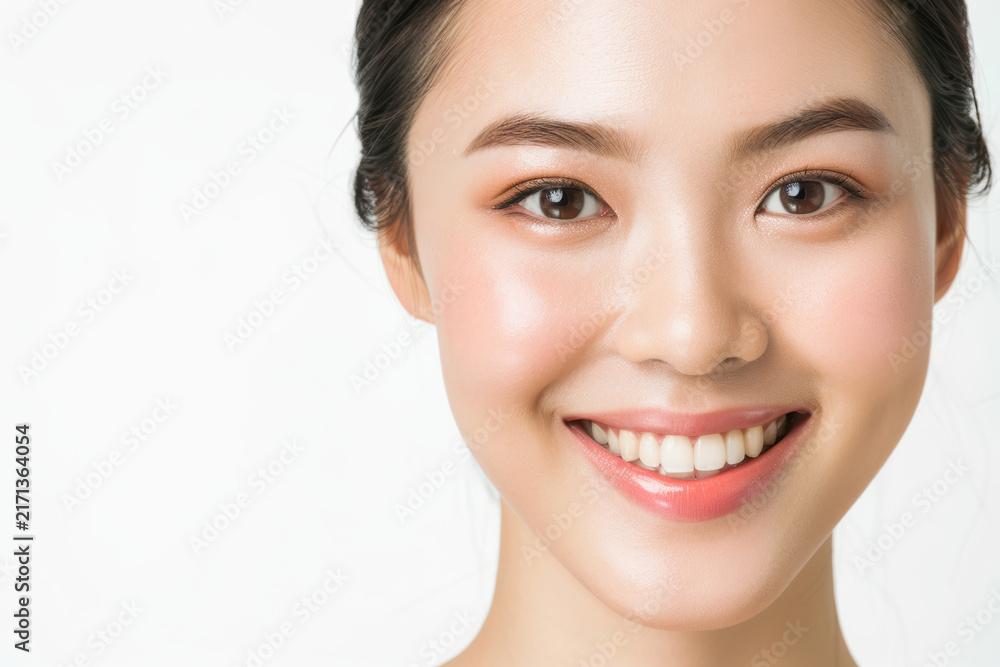 Obraz premium An Asian woman with radiant, hydrated skin creates a clean and elegant skincare visual ideal for beauty, wellness, and cosmetic branding.