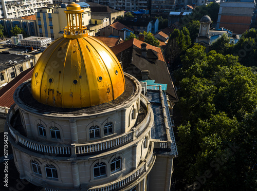 Fotografie a stunning golden dome on a historic European-style building in Wuhan