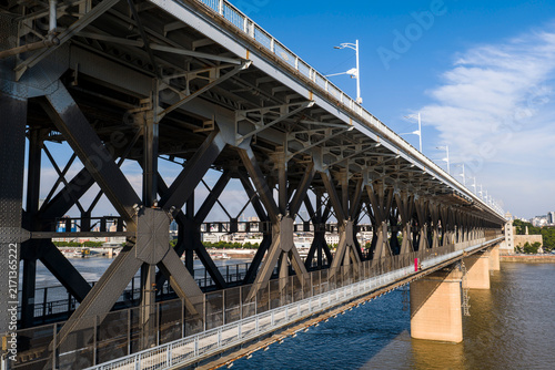Fotografía Wuhan Yangtze River Bridge showcases its massive steel truss and dual-deck structure in this dynamic close-up