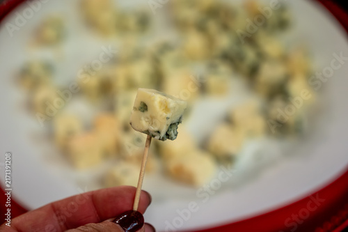 Foto Tasting of Roquefort French blue cheese made from sheep's milk Lacaune breed, ag