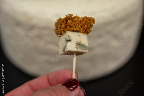Foto Tasting of Roquefort French blue cheese made from sheep's milk Lacaune breed, ag