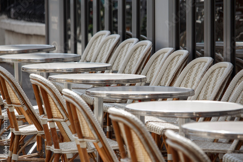 Fotografía Parisian Street Cafe Brasserie Bistro Tables and Chairs Closeup