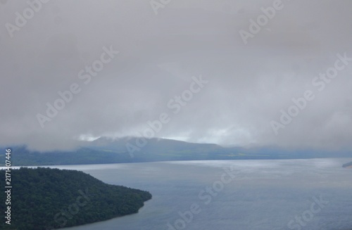 摩周阿寒国定公園の風景　霧の美幌峠からの風景（屈斜路湖和琴半島）