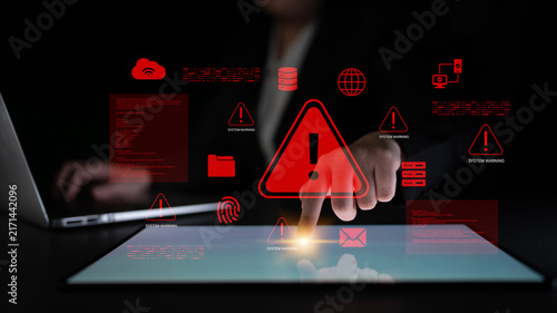 Foto A dramatic representation of cybersecurity threats, showcasing warning signs and alerts in a digital workspace, emphasizing the importance of vigilance in today technology-driven environment