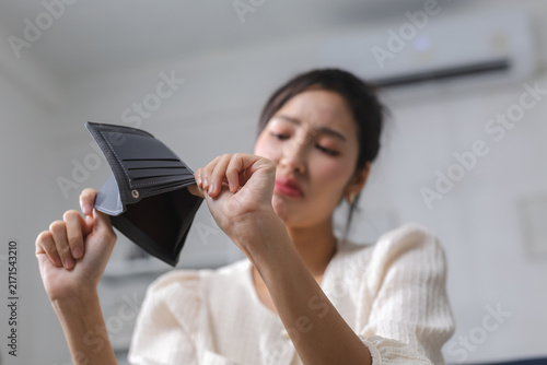 Foto Empty wallet and financial crisis concept, worried woman showing no money at home, struggling with personal finance, rising expenses, household budget and cost of living