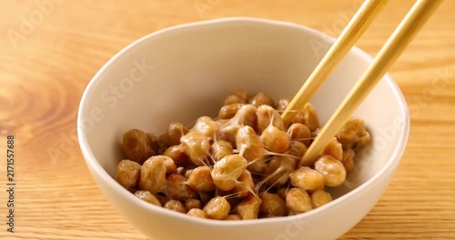 お箸で納豆を混ぜる