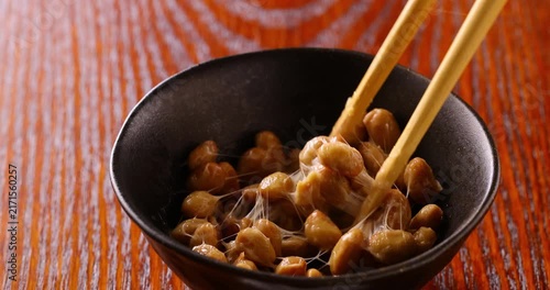 お箸で納豆を混ぜる
