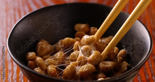 お箸で納豆を混ぜる
