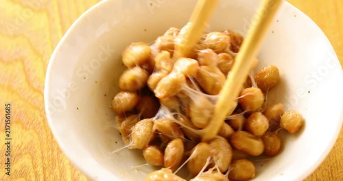 お箸で納豆を混ぜる