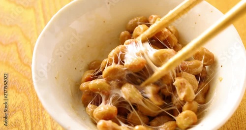 お箸で納豆を混ぜる