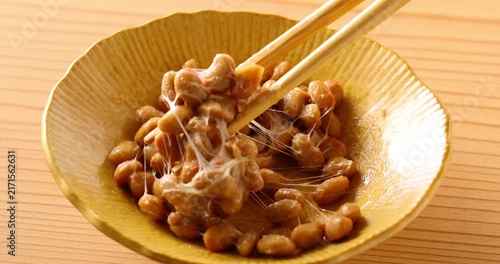 お箸で納豆を混ぜる