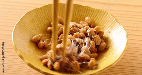 お箸で納豆を混ぜる