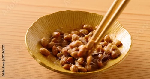 お箸で納豆を混ぜる