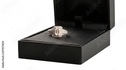 Foto Elegant Emerald Cut Diamond Engagement Ring Nestled in a Luxury Gift Box