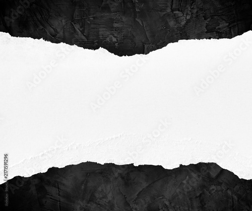 Foto Black torn paper texture with a horizontal white space gap in the middle for tex
