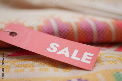 Cuadro en lienzo Sale tag on fabric in a store display