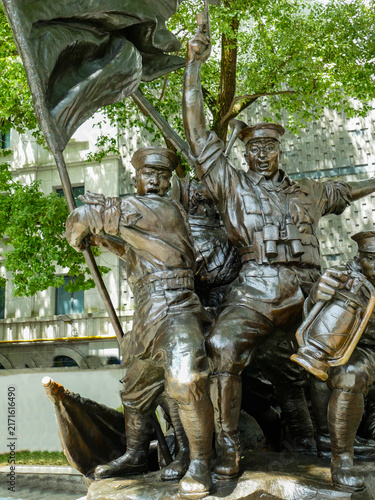 Cuadro en lienzo Bronze Revolutionary Soldier Sculpture at August 1st Uprising Memorial Hall, Nan