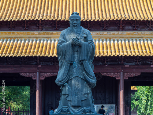 Fotografía Confucius Statue in Traditional Chinese Temple Courtyard