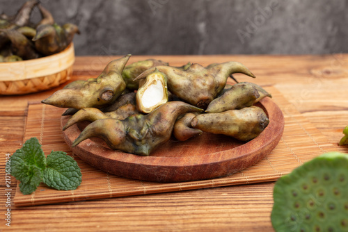 Bild auf Leinwand Fresh Water Caltrops on Wooden Board