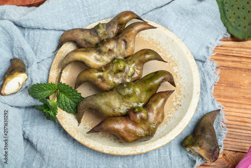 Quadro su tela Fresh Water Caltrops on Rustic Plate
