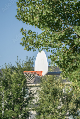 Foto basketball hoop net with backboard on playground