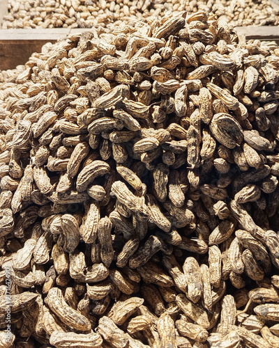Fotografía Pile of raw peanuts in shell at traditional market, natural texture background